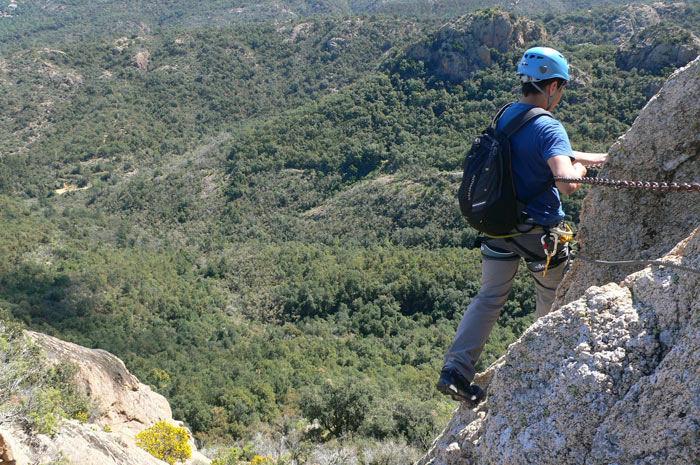 Flanqueo en la Torre en busca del primer rapel obligado 