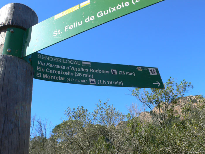 En la pista de aproximación encontramos este indicador a la vía ferrata 