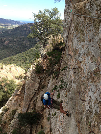 Descendiendo el rapel de la Central 