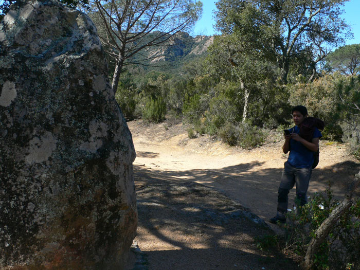 Pasamos junto al menhir de Can Llaurador 