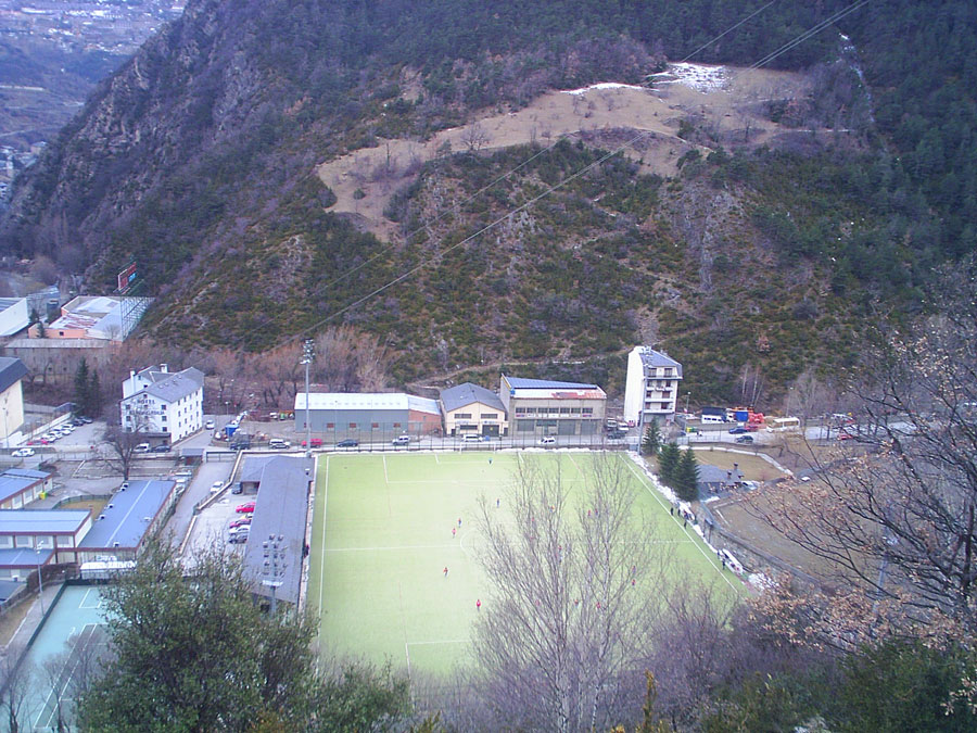 Bajamos con vistas al campo de futbol 