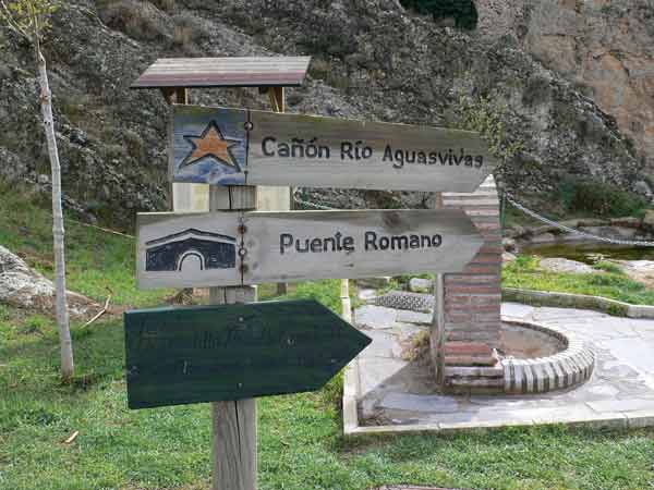Indicadores a zonas de escalada y vía ferrata 