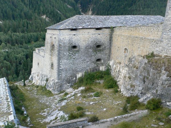 Vista de la pared de la Fortaleza de Víctor Emmanuel por la que transcurre Les Angelots 