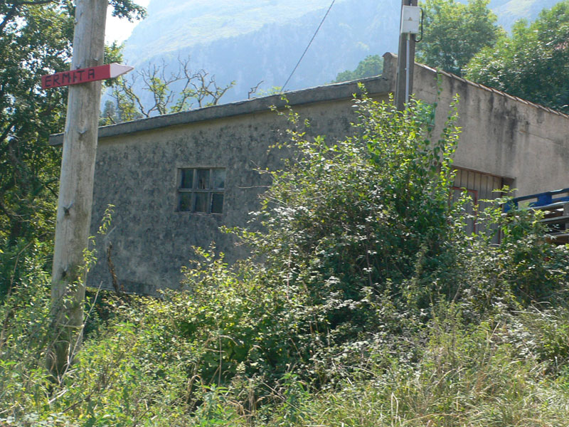 En Socueva seguimos los indicadores rojos a la Ermita de San Juan 