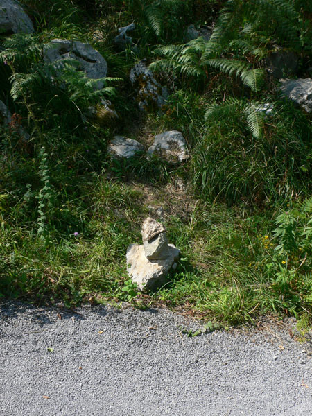 Hito en el estacionamiento que nos indica la subida a la vía ferrata 