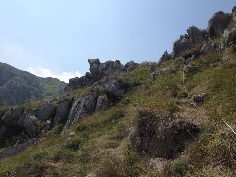 El camino sigue equipado -la hierba es muy resbaladiza- 