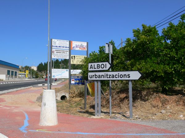 Indicador a seguir desde la carretera CV-610 viniendo de Xàtiva. Si venimos del Genovés no veremos el desvío 