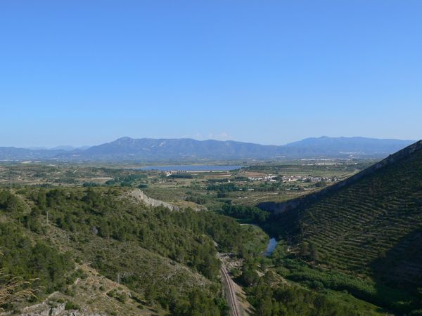 Vistas desde la cima hacia el embalse de Bellús 