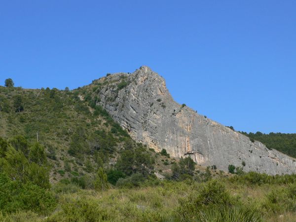 Desde el parking vemos la pared del Aventador donde está la ferrata 