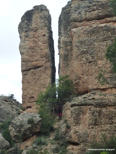Escaleras hacia el pasillo del gorgo (© Montañismo para todos) 