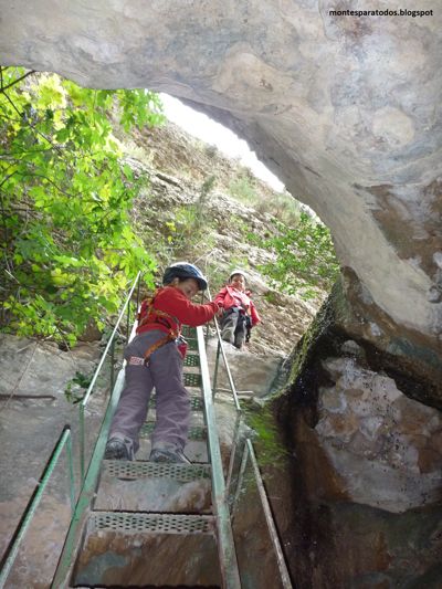 Escalada junto a la cascada (© Montañismo para todos) 