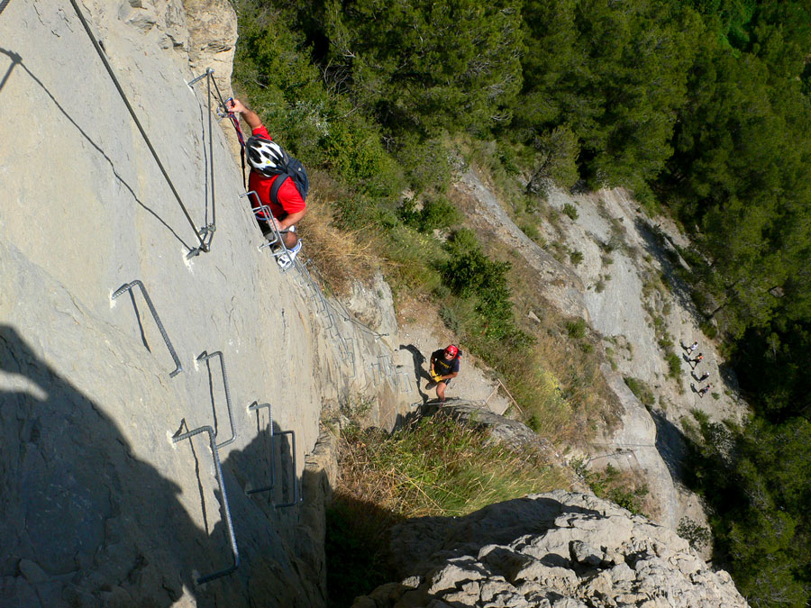 La vía ferrata se inicia con un largo tramo vertical 
