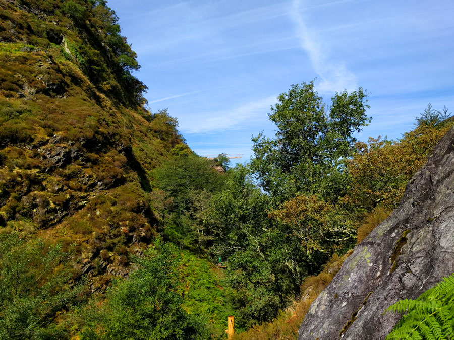 Vista al valle y a la zona del péndulo -de 100 metros de altura y 40 metros de caída- 