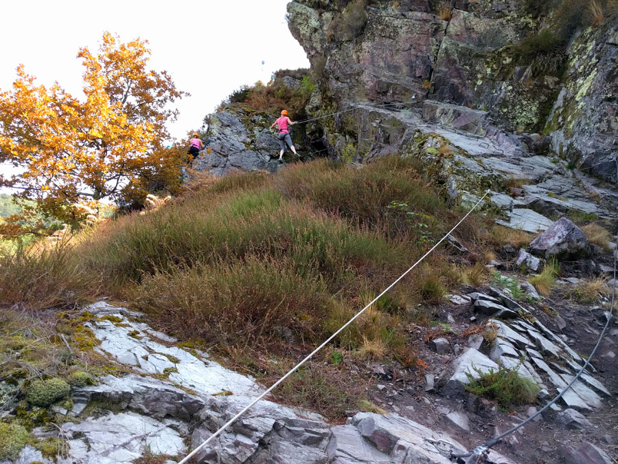 Subida fácil hasta el puente nepalí de unos 12 metros 