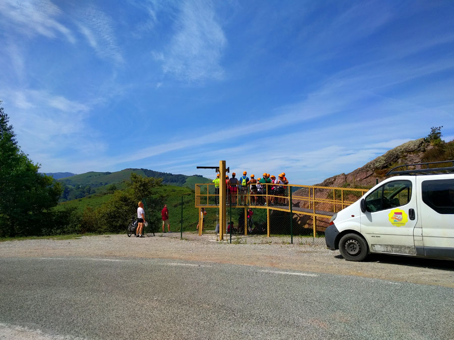 El final de la vía ferrata coincide con el inicio de la tirolina más alta del parque de aventura 