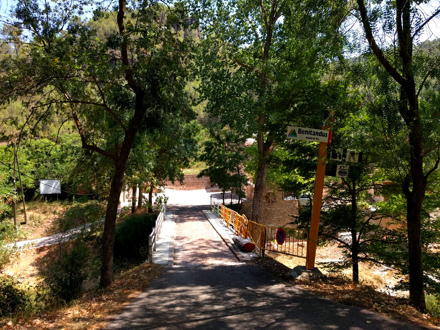 Puente de entrada al pueblo de Benitandus 