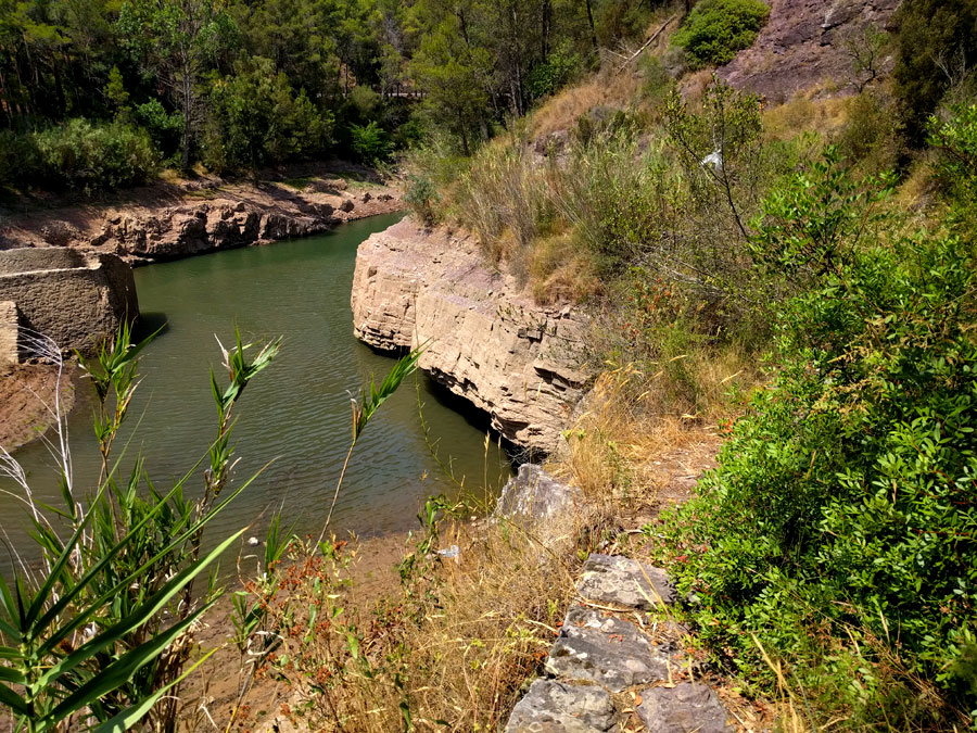 Sendero de aproximación junto al pantano de Benitandus 