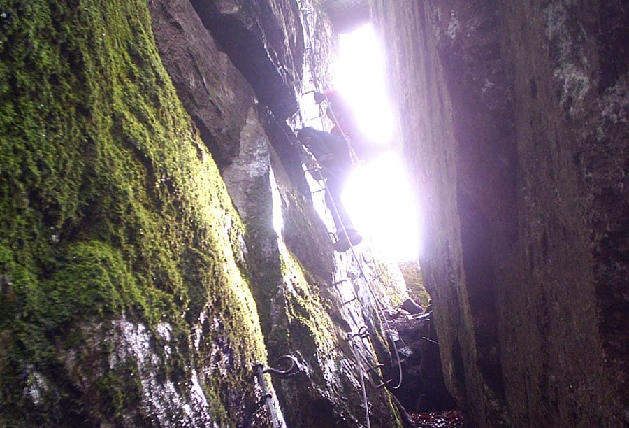 La primera parte de la ferrata es puro descenso 