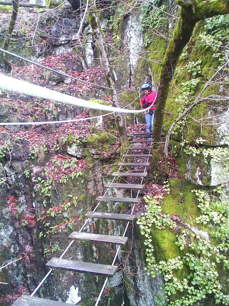 Los puentes son largos; altos y se balancean bastante 