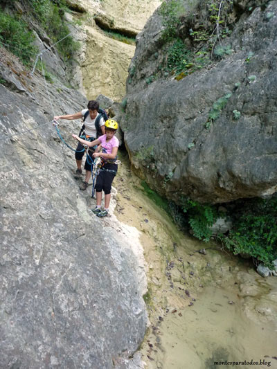 Pasamanos tras los dos rápeles  (© Montañismo para todos) 