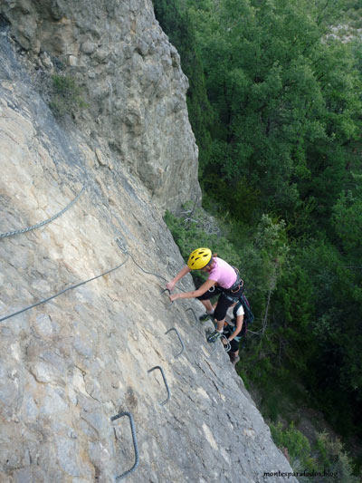 Primer muro de la ferrata  (© Montañismo para todos) 