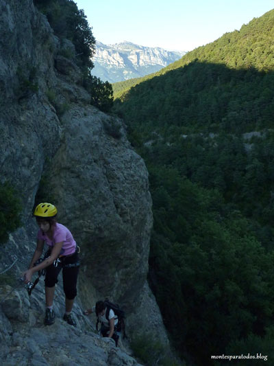 Accediendo a la cornisa superior (© Montañismo para todos) 
