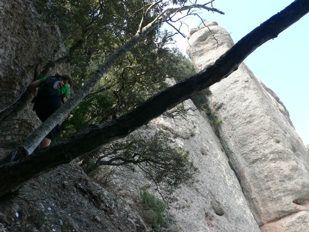 Salida de la canal dels Micos - la señal de la vía ferrat Borinot se encuentra a la izquierda al finalizar este paso 