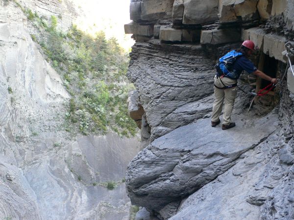 La salida de la cueva junto al salto de agua 