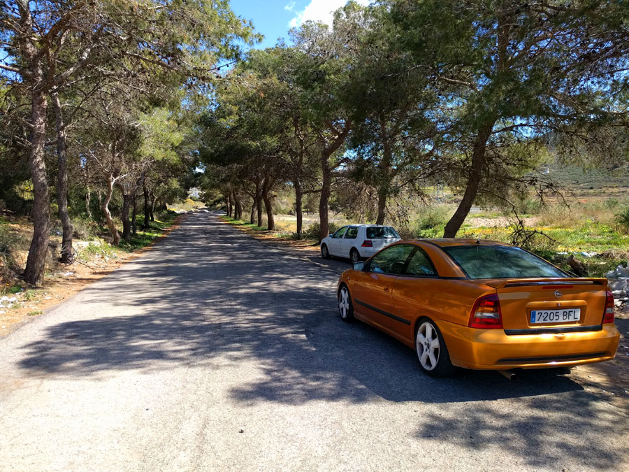 Estacionamos al final de la carretera en los laterales 