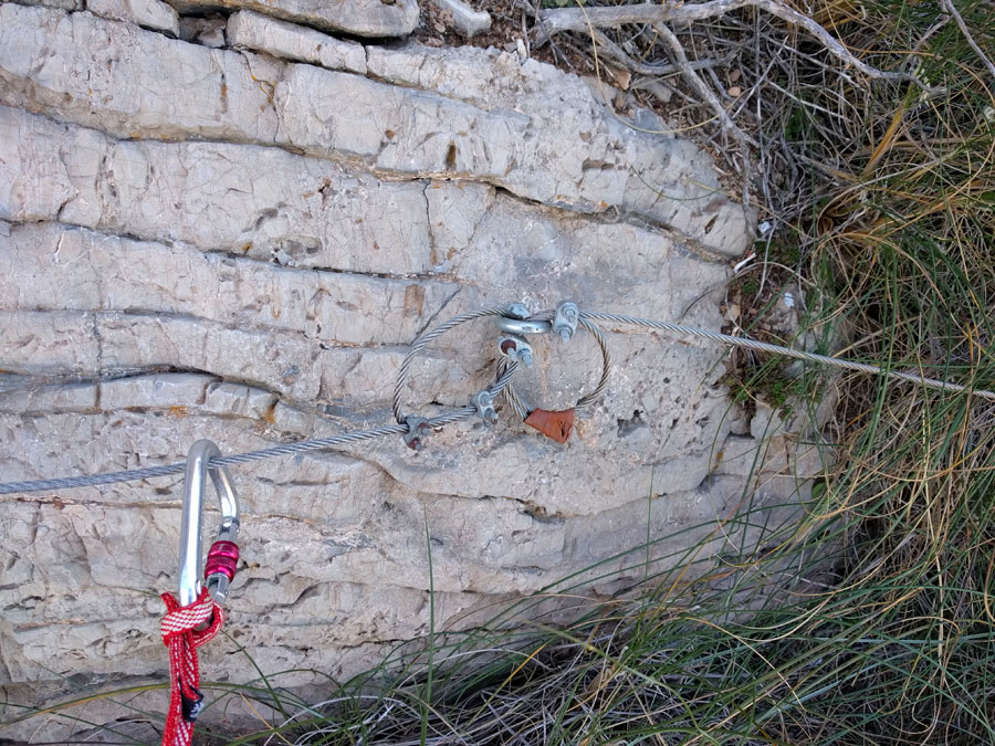 Detalle del equipamiento inicial con cable muy fino -es una aproximación equipada que desciende a la cara este- 