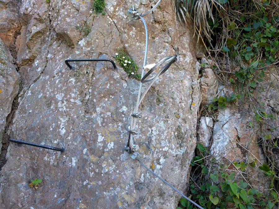 Detalle del cable al iniciar el tramo vertical de la cara este 