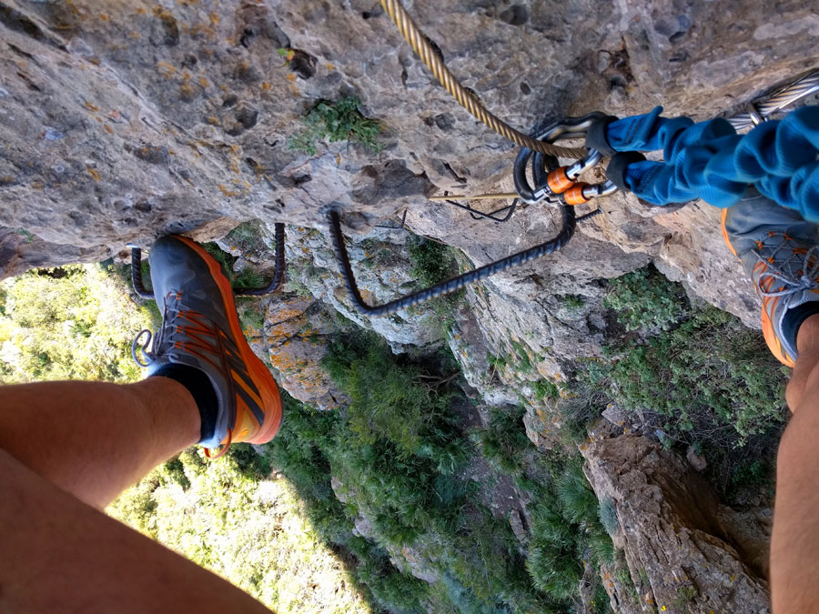 Vista hacia abajo de un paso lateral algo desplomado -es el tramo más atlético de la vía ferrata- 