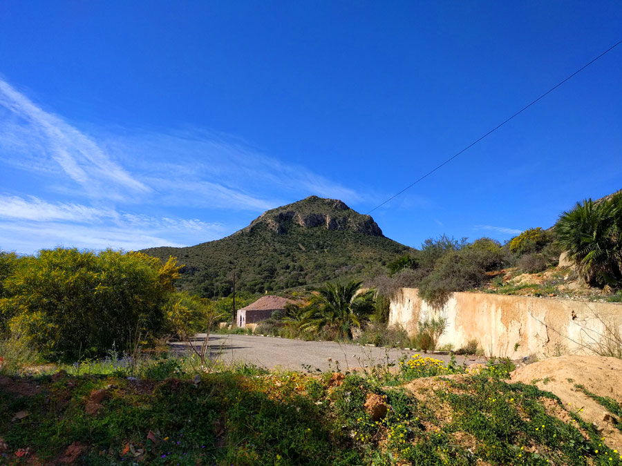 Desde el estacionamiento vemos el objetivo del día el Cabezo la Porpuz 