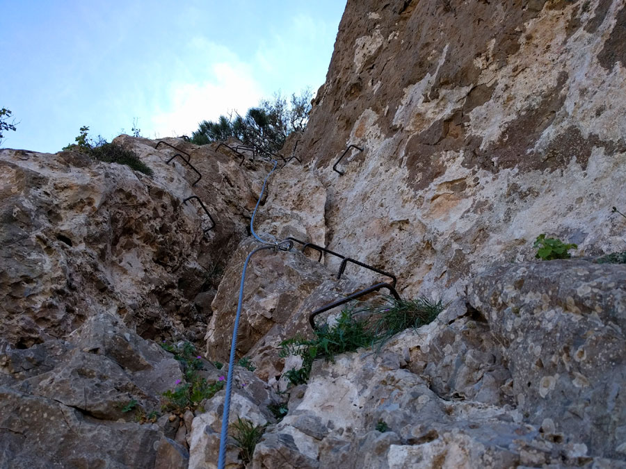 La subida sigue por un diedro también vertical 