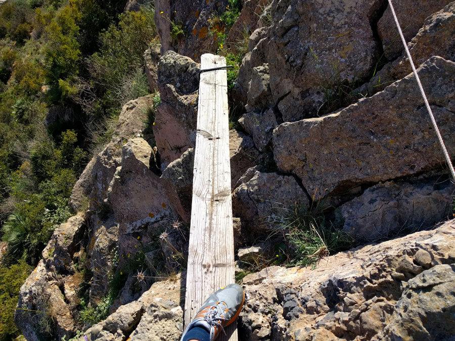 Cruzamos por la tabla de madera 