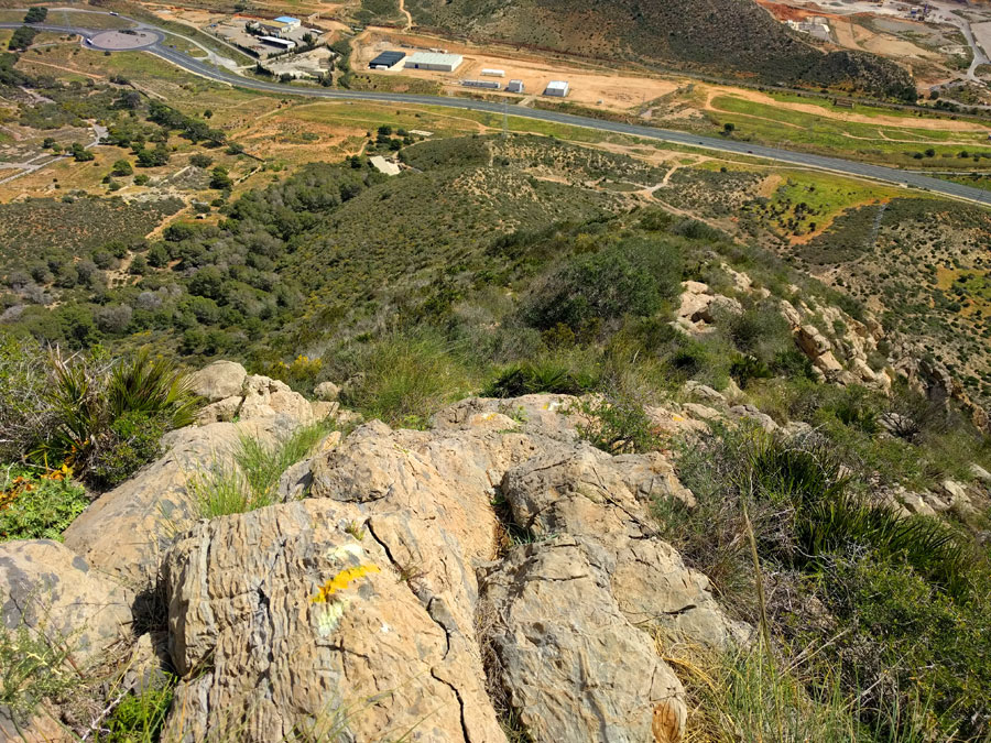 Bajada pronunciada por la cara sur señalizada como PR 