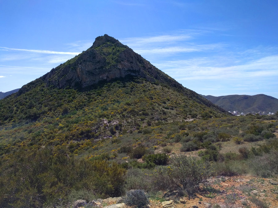 Vista de la cara norte del Cabezo la Porpuz desde el collado -la vía se inicia en la cara norte pero ladea hacia la cara este para iniciar la subida vertical- 