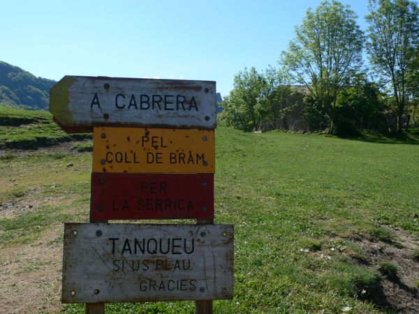 Indicadores al inicio del camino - Amarillo por el Coll del Bram -  - Rojo por la Serrica (arriesgado) 