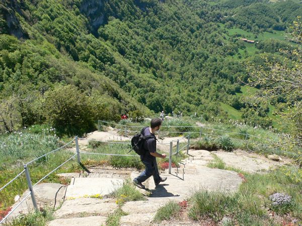Iniciamos el descenso por las pronunciadas escaleras del Coll del Bram 