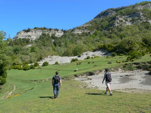 Caminamos por el prado siguiendo las marcas rojas y amarillas 