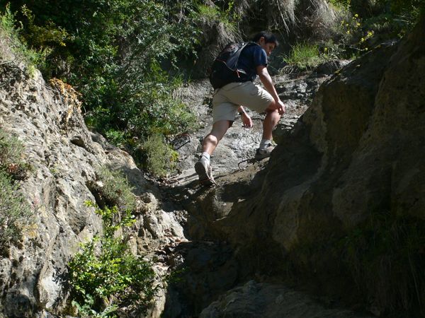 Siguiendo las indicaciones rojas pronto llegaremos a los primeros resaltes equipados 