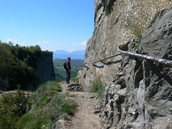Superando el tramo central equipado con pasamanos 