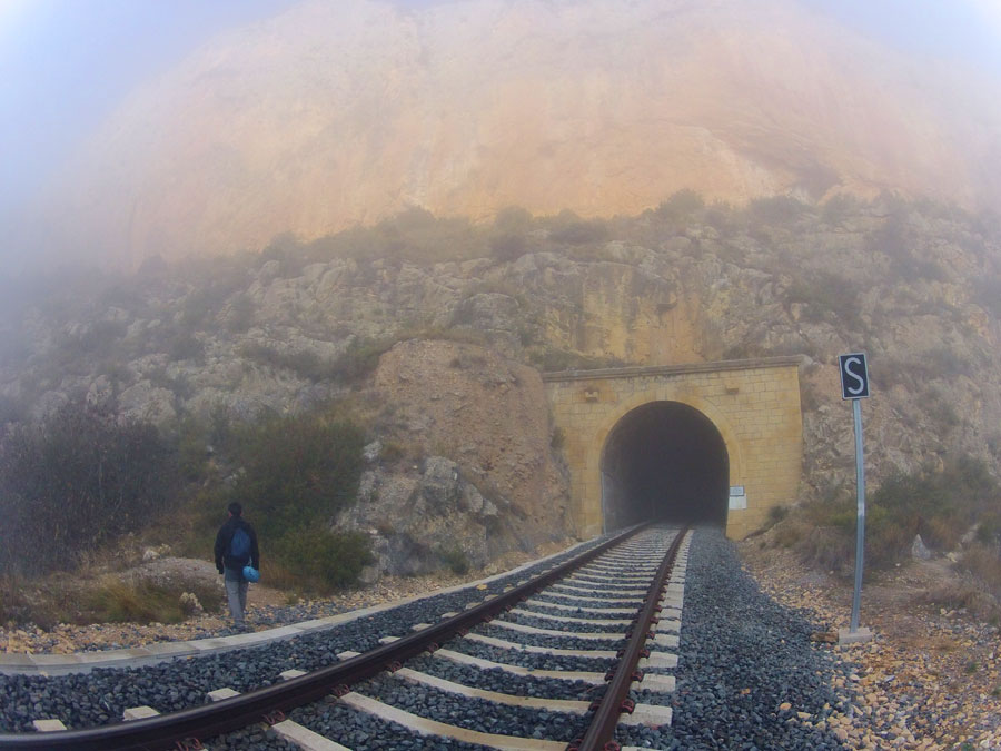 Cruzamos las vías del tren y seguimos en bajada 