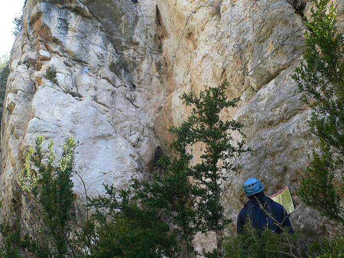 Empiezan las dificultades en la ferrata de Cal Curt 