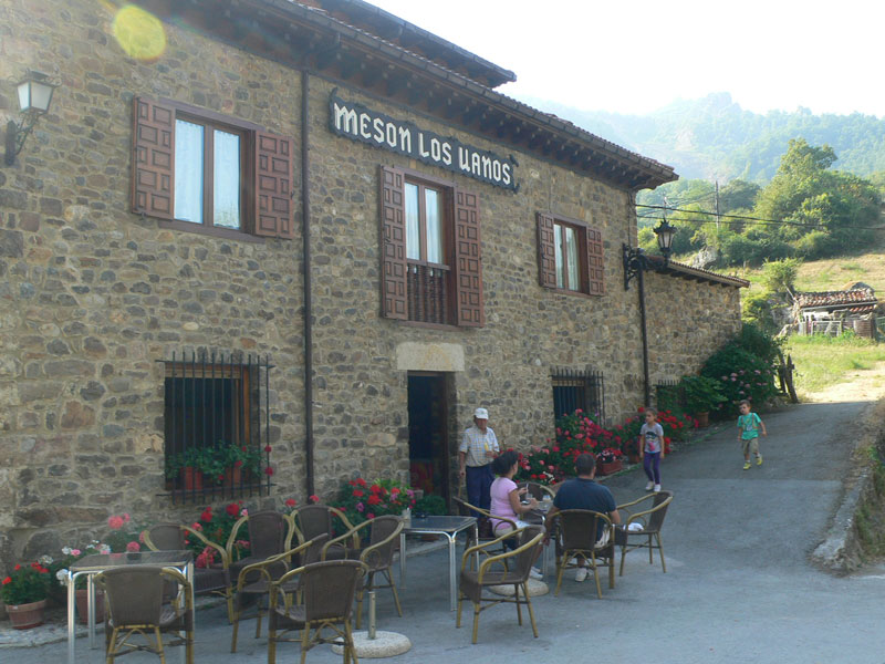 Mesón Los Llanos -junto al estacionamiento- 