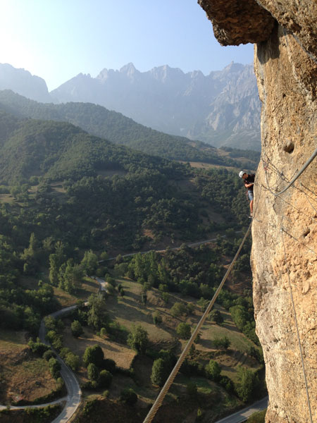 Observando la altura con los Picos de Europa al fondo 