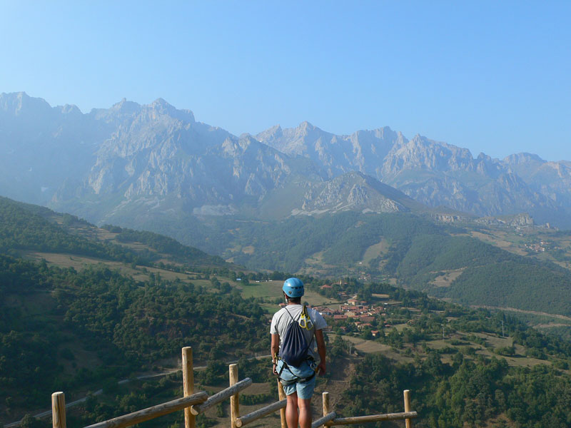 Final de la vía ferrata con vistas al macizo Oriental de Picos de Europa 