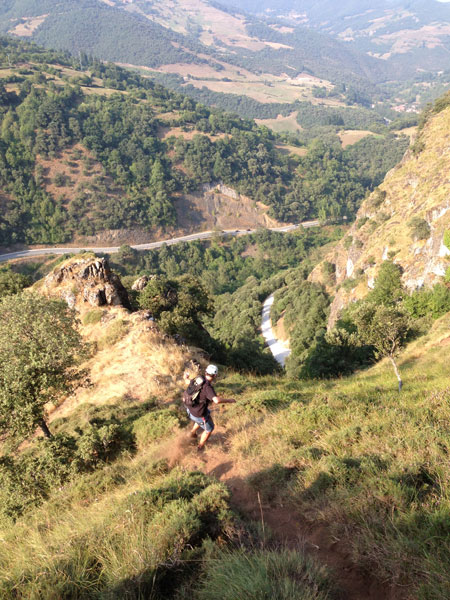 Camino resbaladizo de descenso 