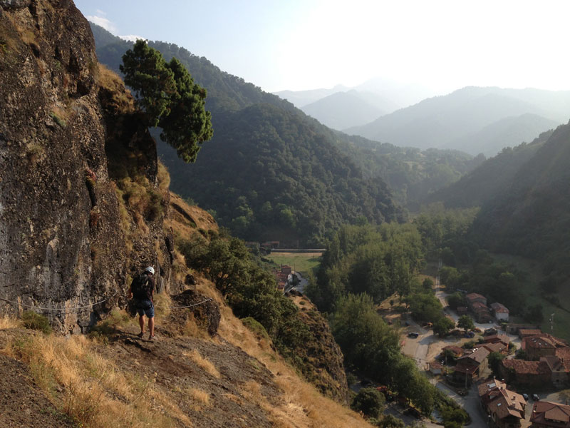 Flanquemos un paso equipado por debajo de las paredes de la vía ferrata 