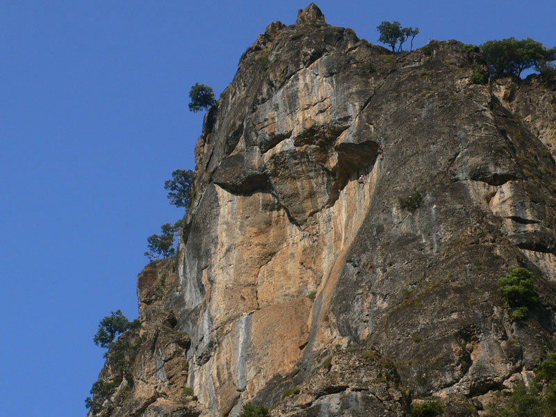Vista del techo desde abajo con dos excursionistas 